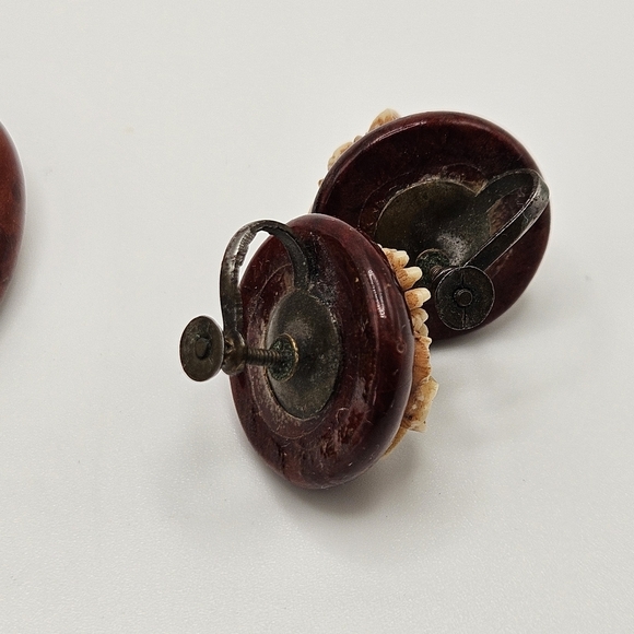 VINTAGE Celluloid and Wood 3D Daisy Flower Carved Brooch Pin and Earrings Set - Picture 4 of 7